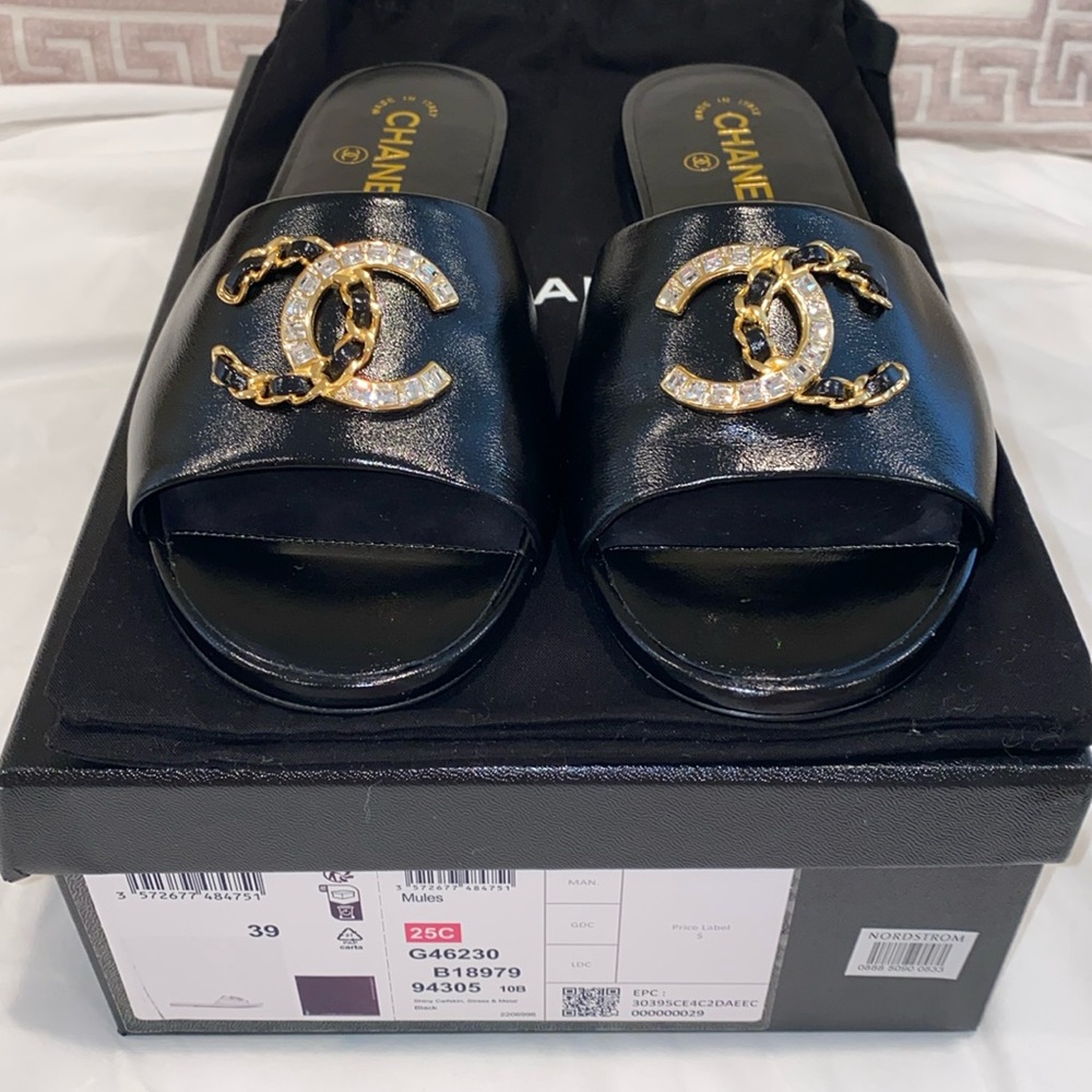 CHANEL CC LOGO BLACK LEATHER & CRYSTAL CHAIN  FLAT SHOES SLIDES SANDALS (39)